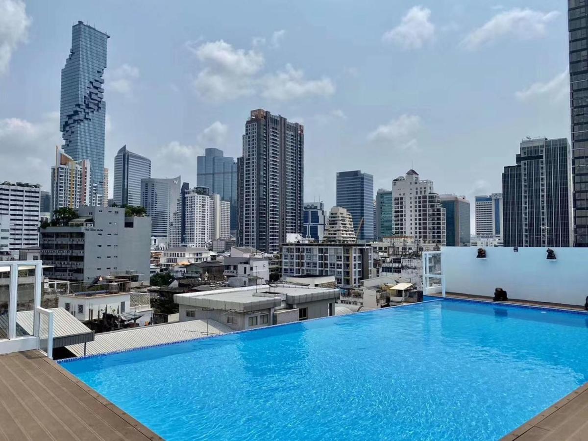 Sapphire Hotel Silom Bangkok Exterior foto View of the city from the rooftop pool