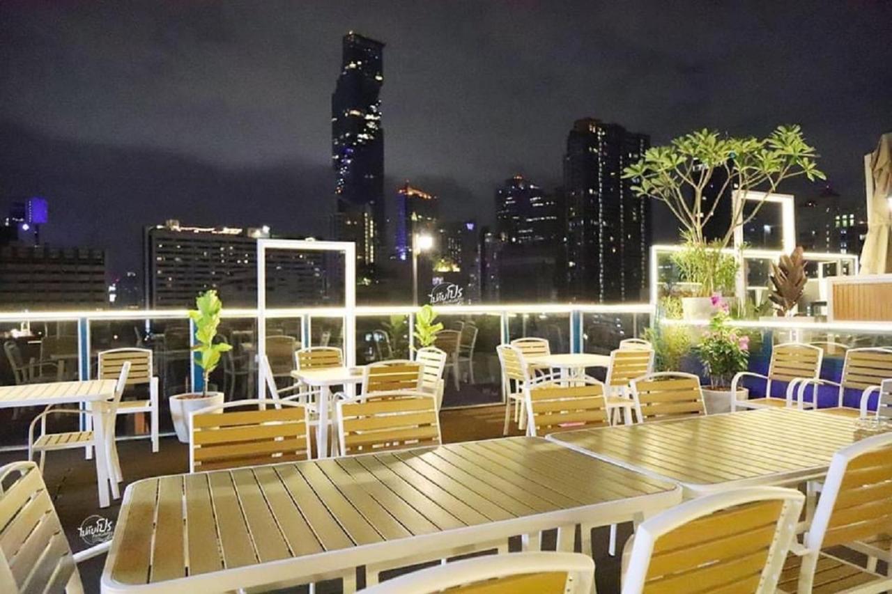 Sapphire Hotel Silom Bangkok Exterior foto Rooftop bar at the hotel