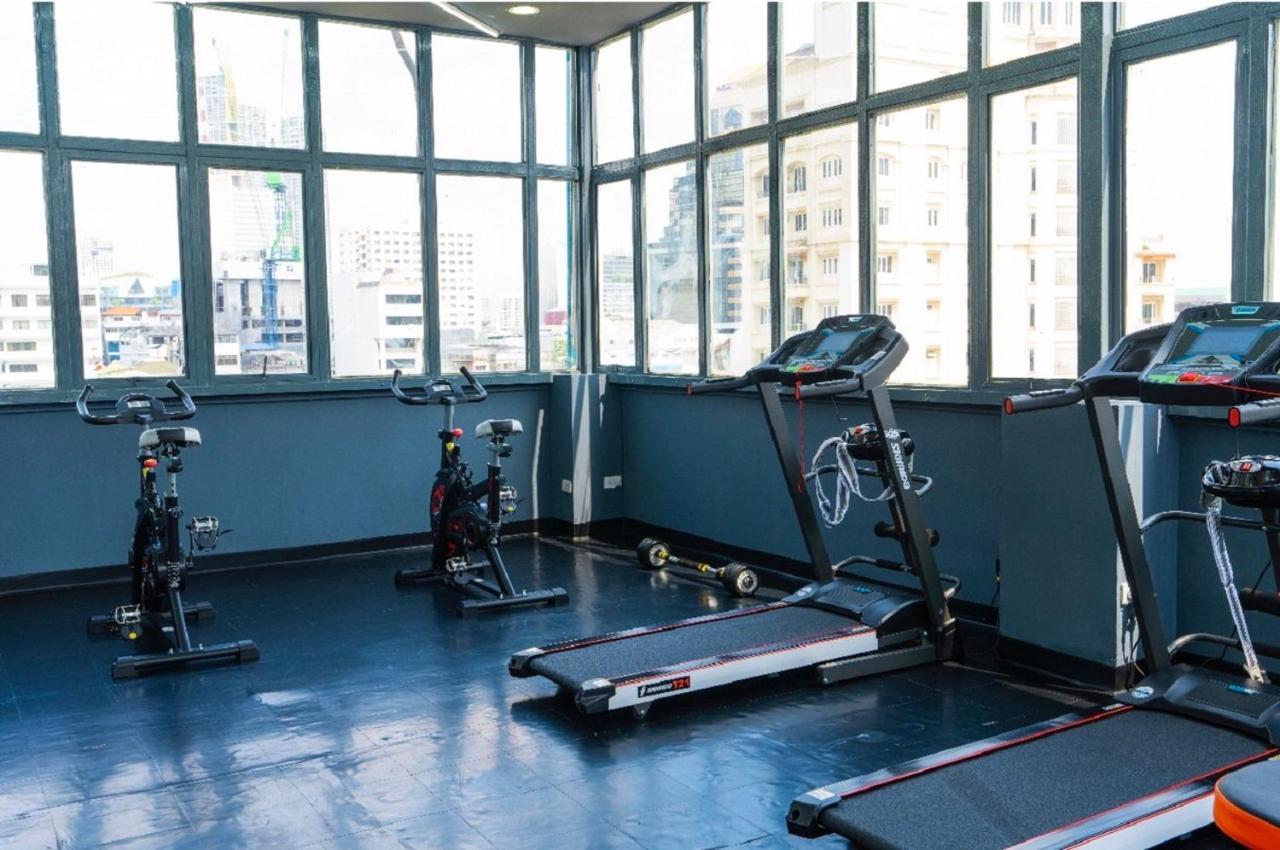 Sapphire Hotel Silom Bangkok Exterior foto The gym at the hotel
