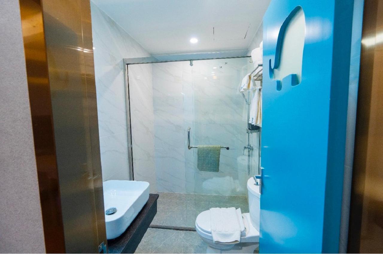 Sapphire Hotel Silom Bangkok Exterior foto A shower cubicle in a hotel bathroom