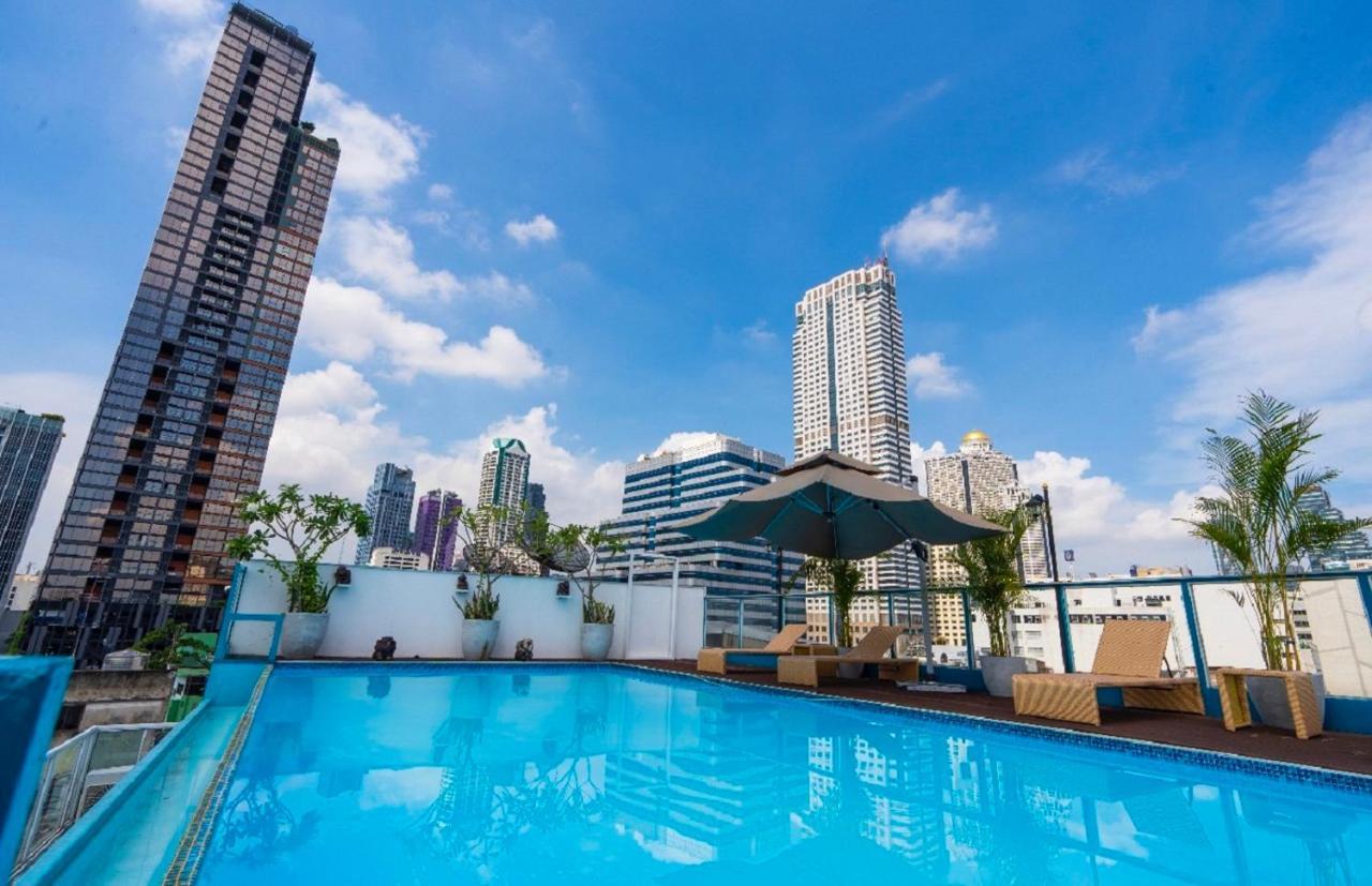Sapphire Hotel Silom Bangkok Exterior foto The pool at the rooftop of the hotel