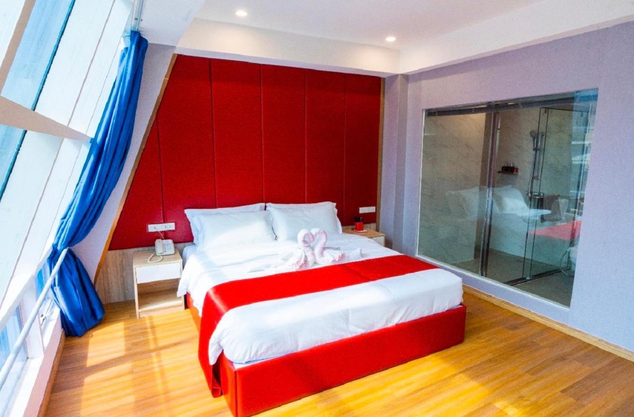 Sapphire Hotel Silom Bangkok Exterior foto A bedroom at the hotel