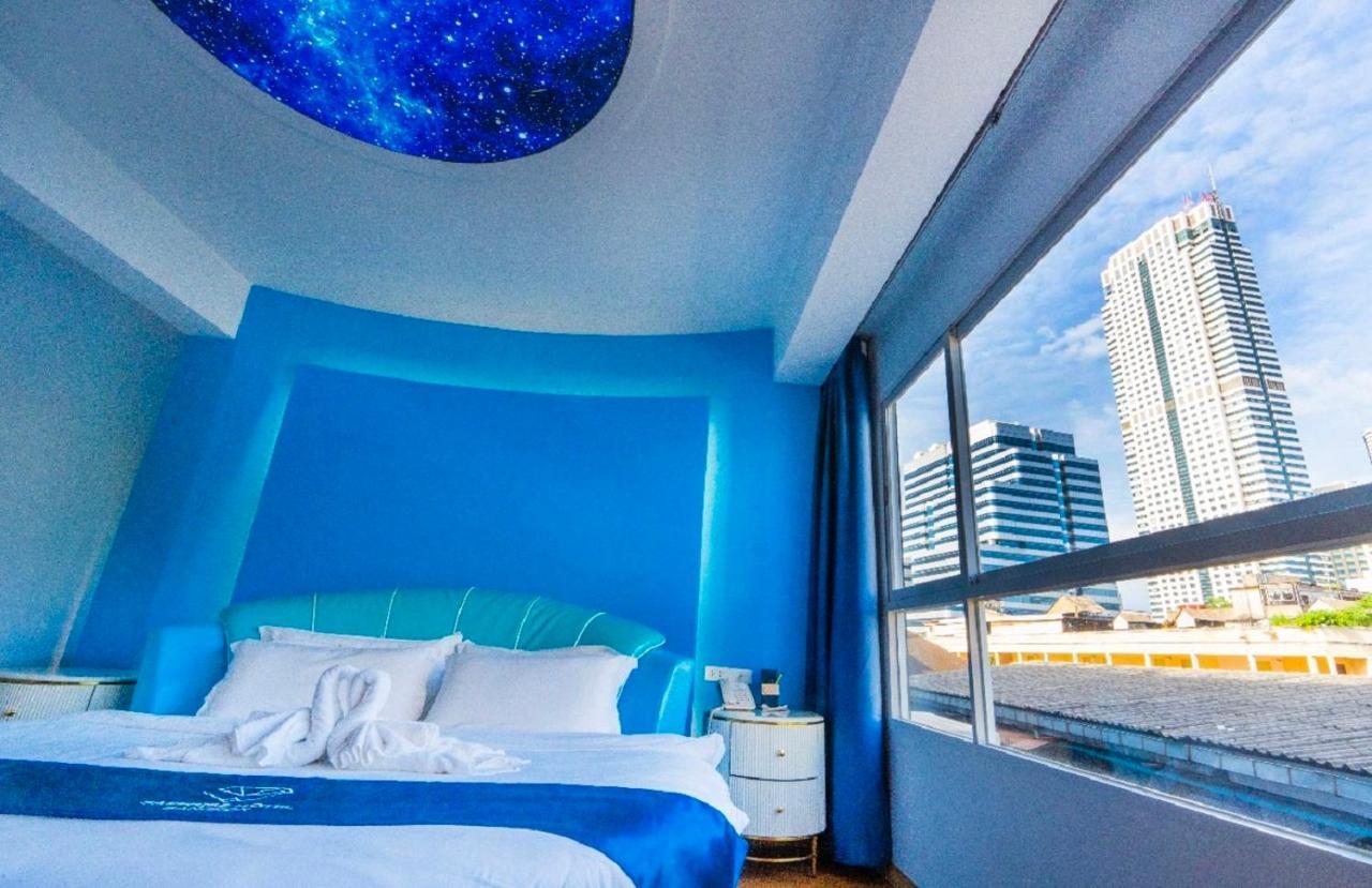 Sapphire Hotel Silom Bangkok Exterior foto A room at the hotel