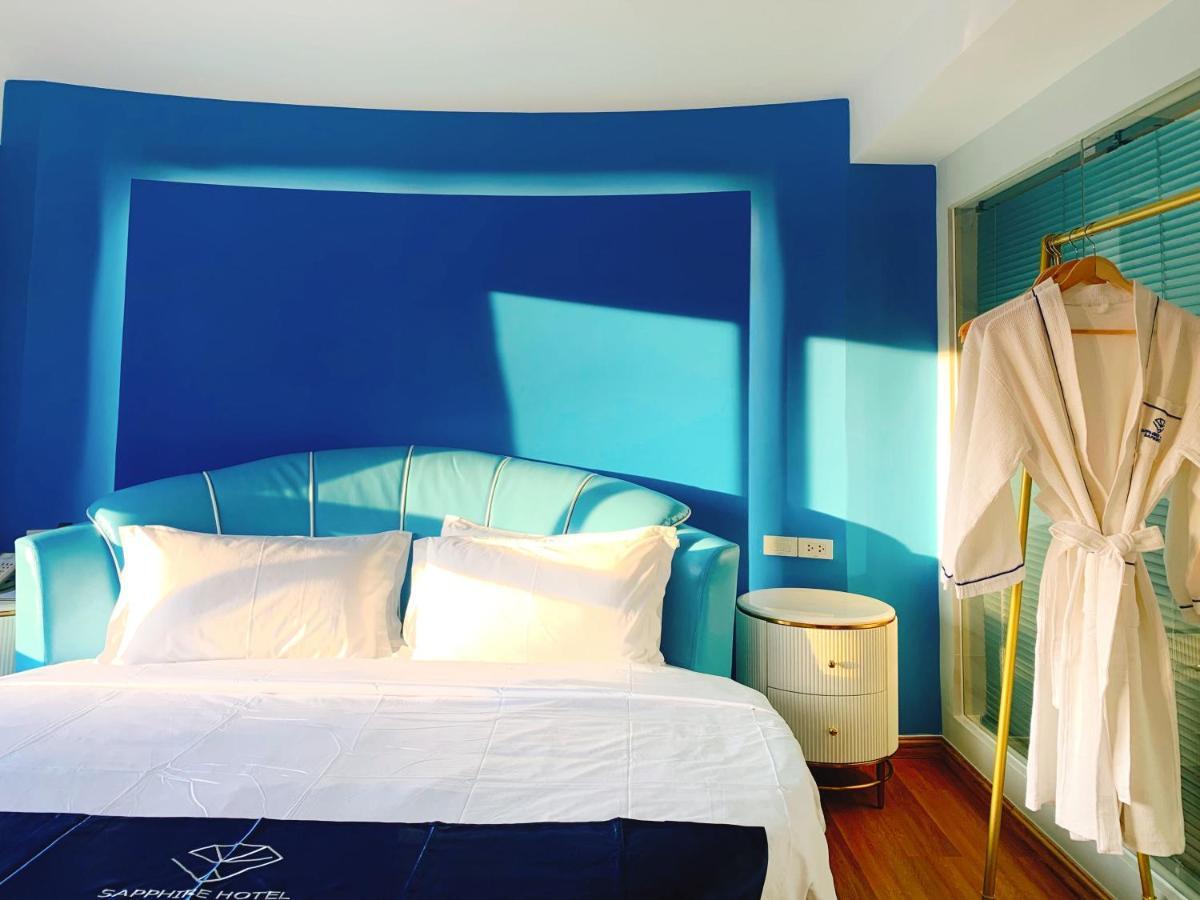 Sapphire Hotel Silom Bangkok Exterior foto A bathrobe hanging on a hanger