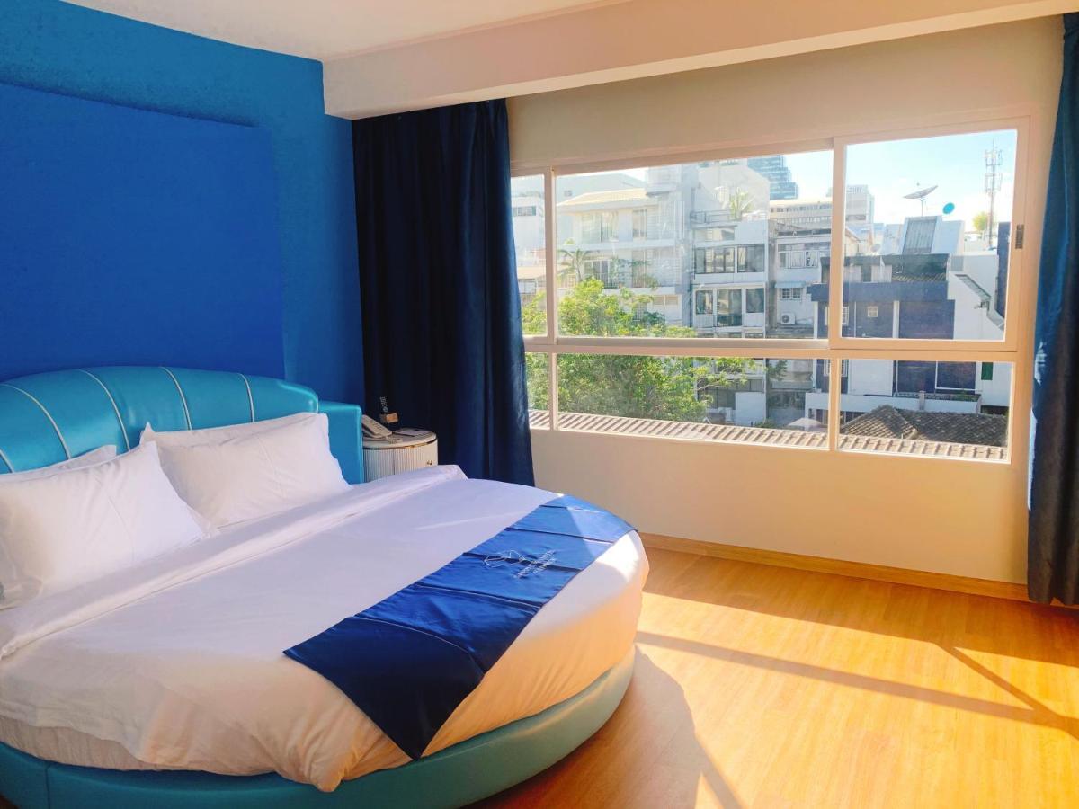Sapphire Hotel Silom Bangkok Exterior foto A bedroom at the hotel