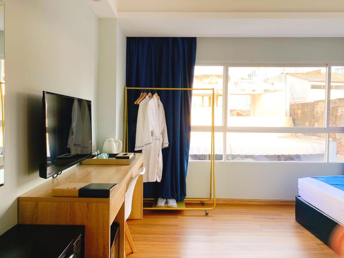 Sapphire Hotel Silom Bangkok Exterior foto A room at the hotel