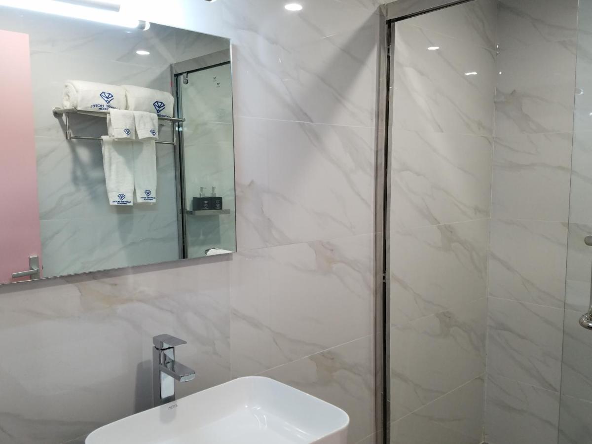 Sapphire Hotel Silom Bangkok Exterior foto Bathroom